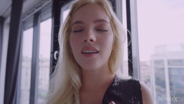 Превью Стройная блондинка секс-игрушкой дарит себе кайф № 42107