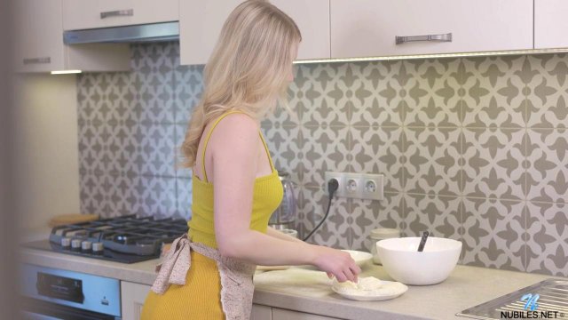 Превью Блондинка решила расслабиться и начала дрочить письку № 42141