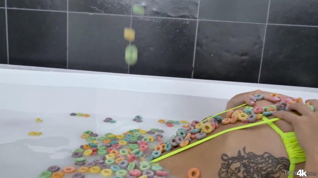 Превью Телка с красивой попкой сидит на лице парня и трахается № 42263