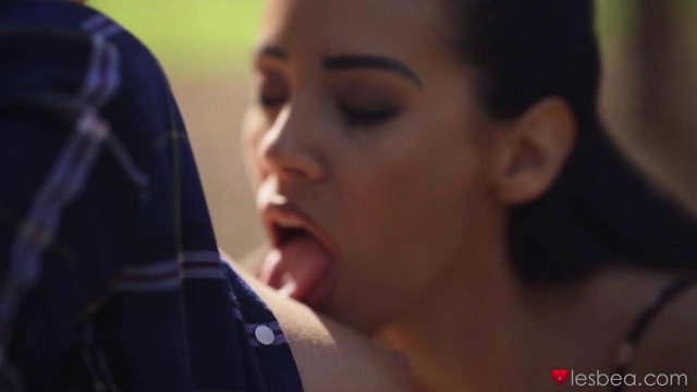 Превью Девушки после прогулки в лесу решили устроить лесби секс № 42637