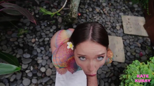 Превью Красивая девушка наслаждается большим членом в саду № 42658