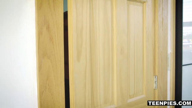 Превью Похотливая блондинка соблазнила на секс бойфренда старшей сестры № 8260