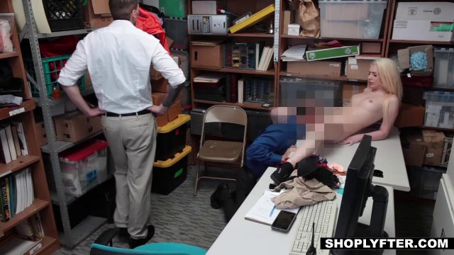 Превью Воровке пришлось сосать и трахаться с охранником на глазах у парня № 8271