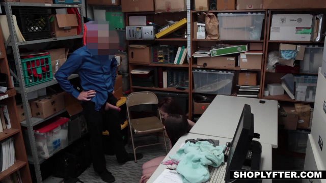 Превью Охранник магазина наказал телочек и устроил с ними секс втроем № 8575