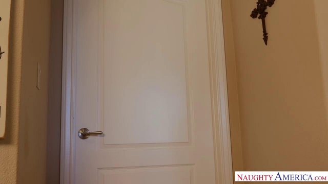 Превью Женатый мужик дрючит хрупкую блондинку в киску, пока жены нет рядом № 8713