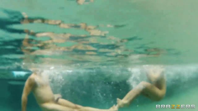 Превью Случайная встреча блондинки с соседом закончилась сексом во дворе № 8729