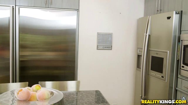 Превью Зрелая баба соблазнила молодую парочку на жмж секс на кухне № 8840