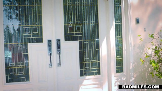 Превью Две темнокожие бабы соблазнили парня с каменным стоякам на секс втроем № 8892