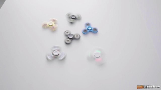 Превью Парень любит крутые спиннеры и трахать красоток в вагину № 8936