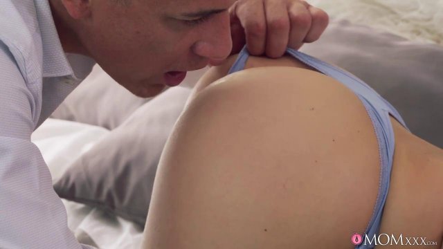 Превью Брутальный мужик после работы дрючит киску жены на кровати № 8937