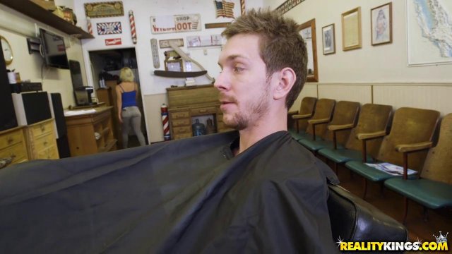 Превью Длинноволосая брюнетка соблазнила бойфренда лучшей подруги № 8976