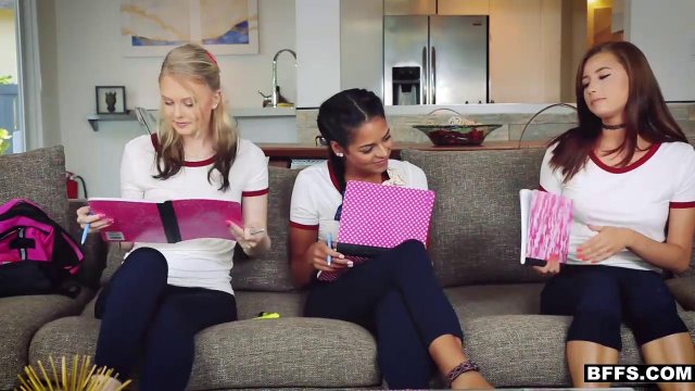 Превью Три телочки хотят доказать парню, кто из них лучше и устраивают групповуху № 9080