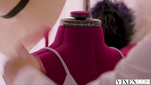 Превью Богатая блондинка трахается в киску с модным дизайнером и пробует его член № 9287