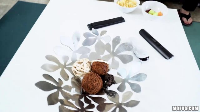 Превью Разогрела минетом и подарила парню страстный секс на кухонном столе № 9338