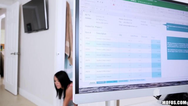 Превью Брюнетка отвлекался своими сиськами и страстным сексом парня от работы № 9342